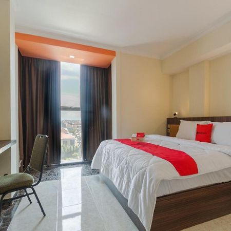 RedDoorz Plus @ Boulevard Panakkukang Makassar Bagian luar foto