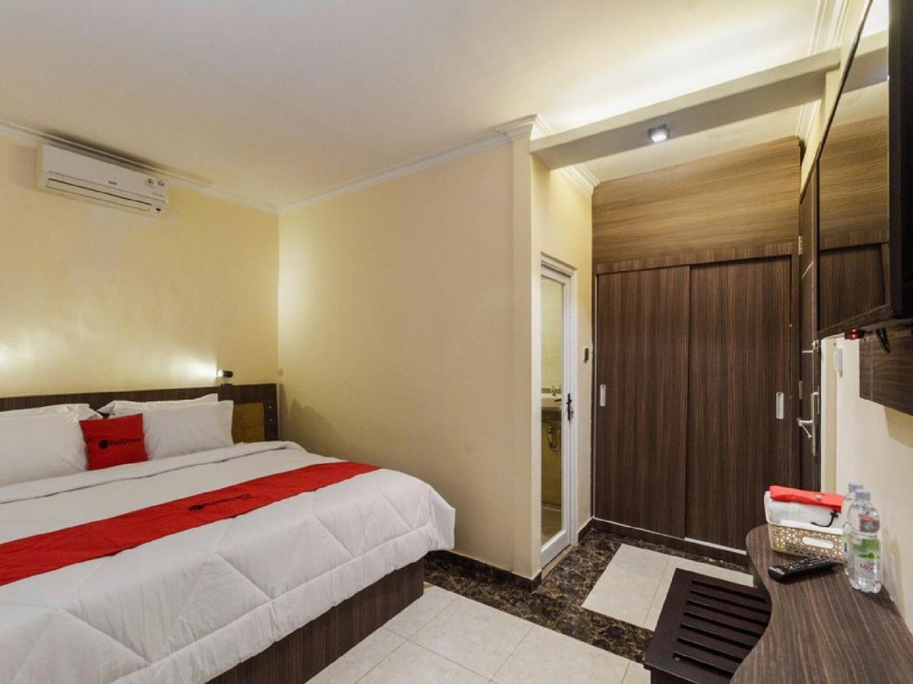 RedDoorz Plus @ Boulevard Panakkukang Makassar Bagian luar foto