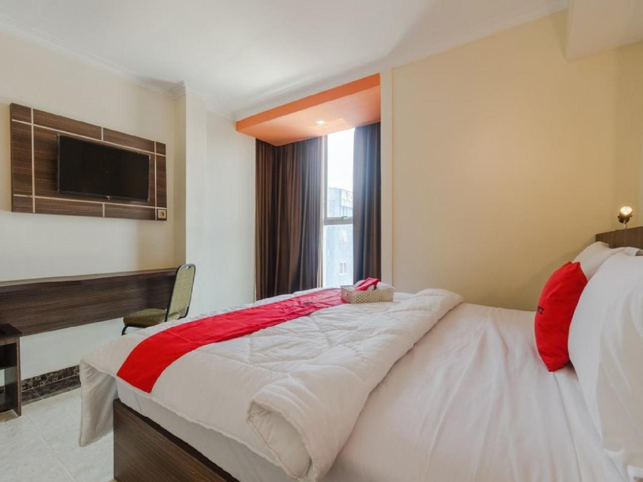 RedDoorz Plus @ Boulevard Panakkukang Makassar Bagian luar foto