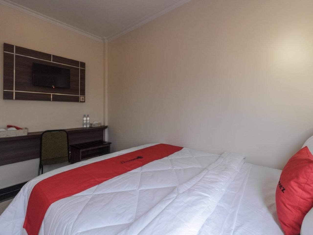 RedDoorz Plus @ Boulevard Panakkukang Makassar Bagian luar foto