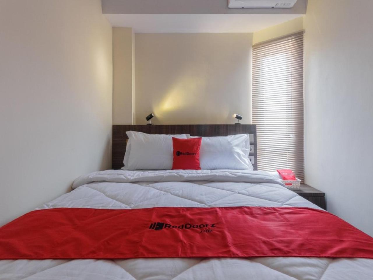 RedDoorz Plus @ Boulevard Panakkukang Makassar Bagian luar foto