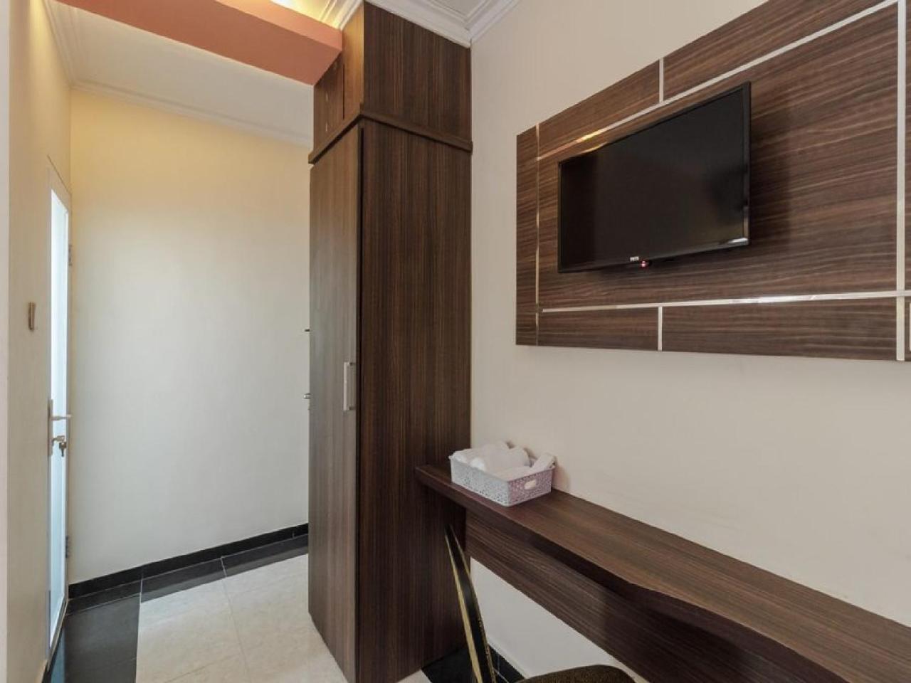 RedDoorz Plus @ Boulevard Panakkukang Makassar Bagian luar foto