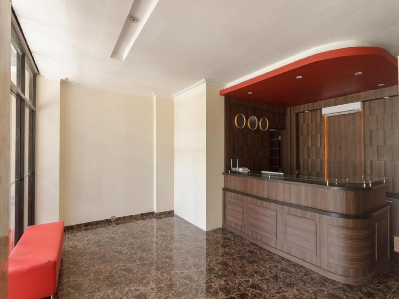 RedDoorz Plus @ Boulevard Panakkukang Makassar Bagian luar foto