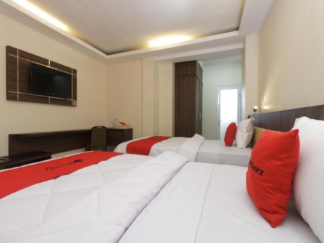 RedDoorz Plus @ Boulevard Panakkukang Makassar Bagian luar foto