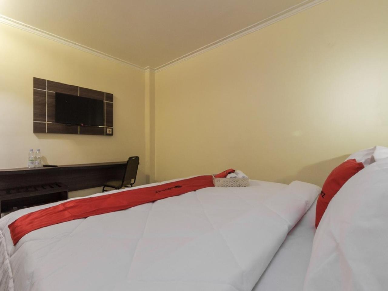 RedDoorz Plus @ Boulevard Panakkukang Makassar Bagian luar foto