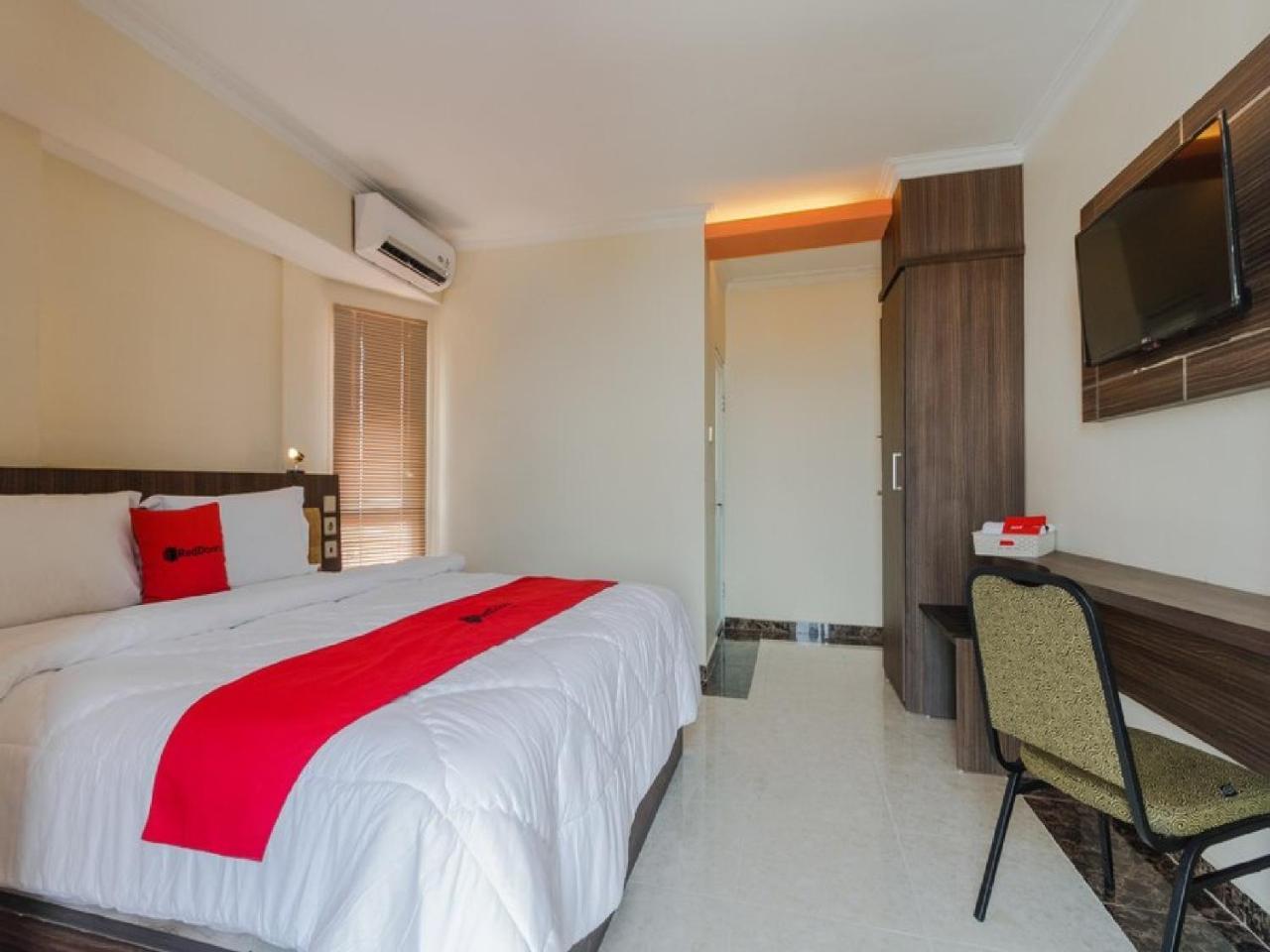 RedDoorz Plus @ Boulevard Panakkukang Makassar Bagian luar foto