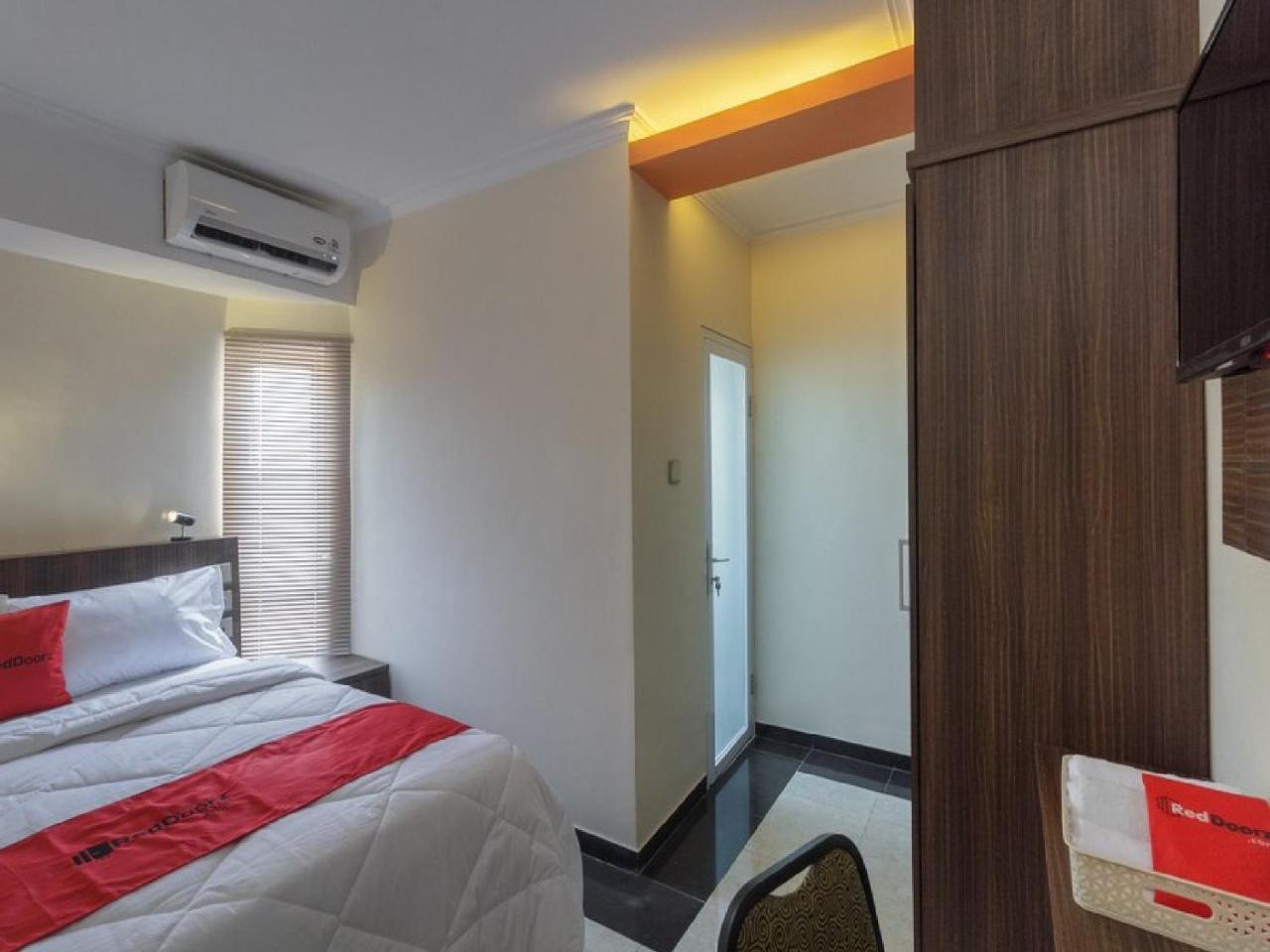 RedDoorz Plus @ Boulevard Panakkukang Makassar Bagian luar foto