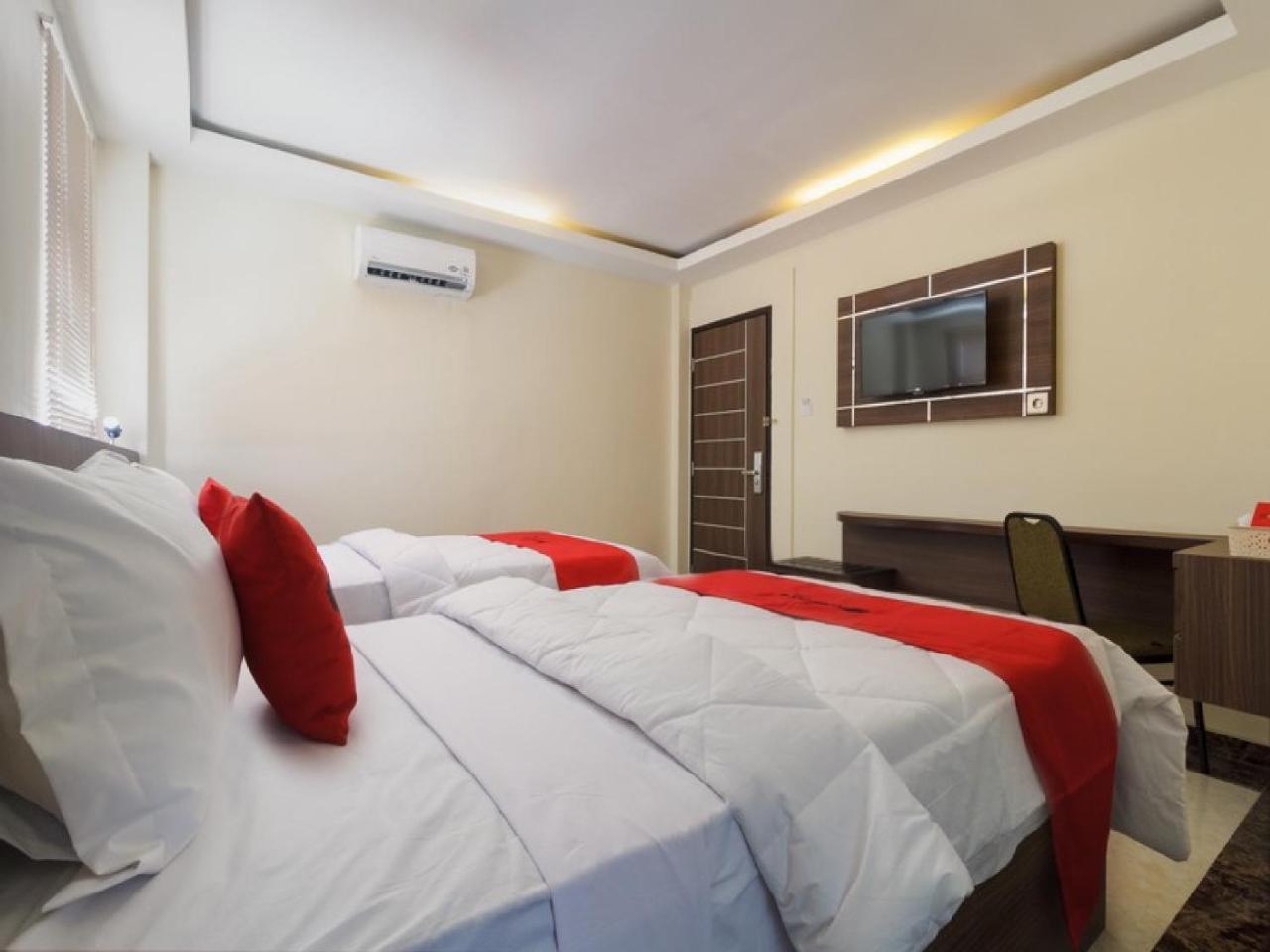 RedDoorz Plus @ Boulevard Panakkukang Makassar Bagian luar foto