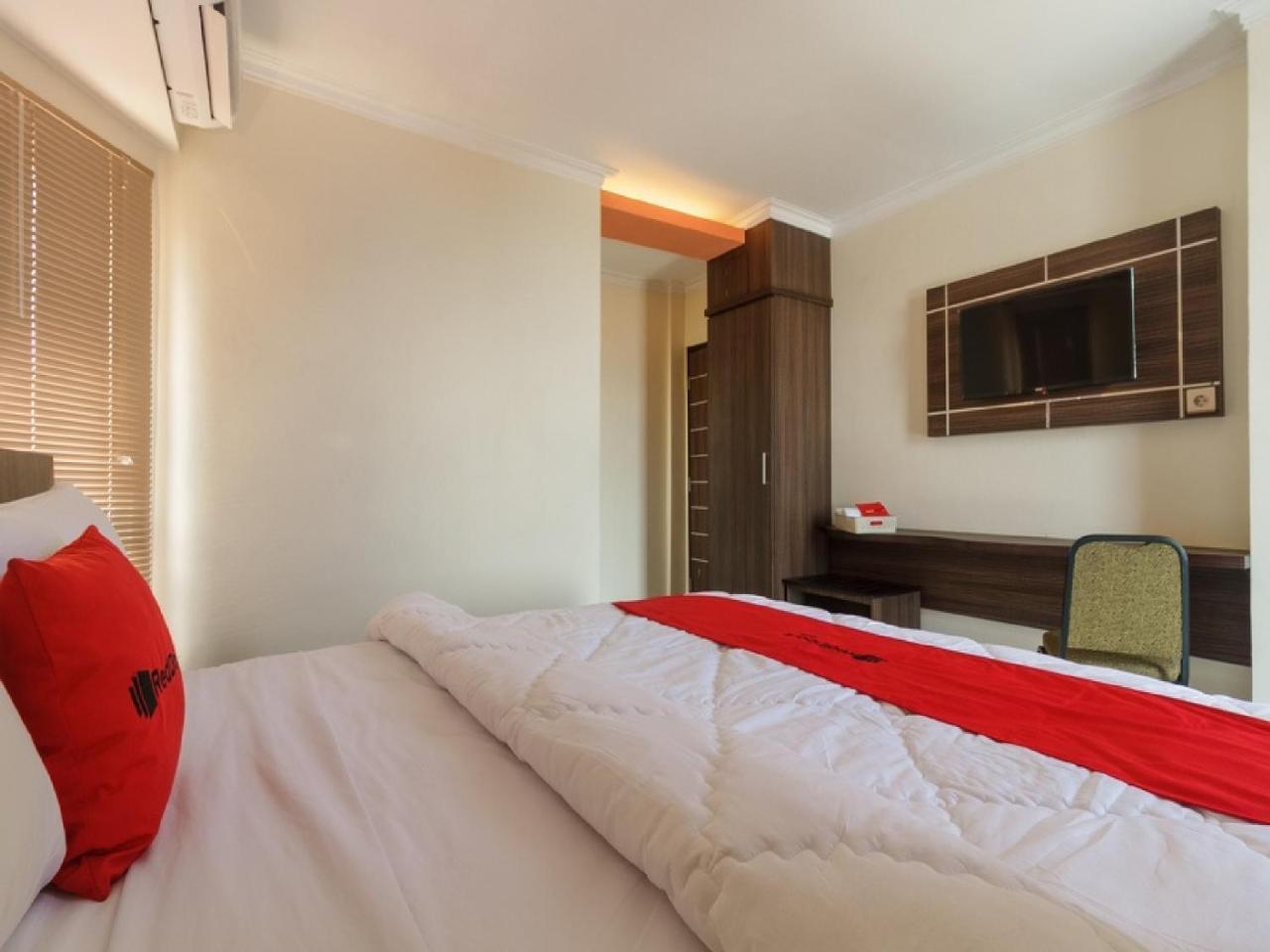 RedDoorz Plus @ Boulevard Panakkukang Makassar Bagian luar foto