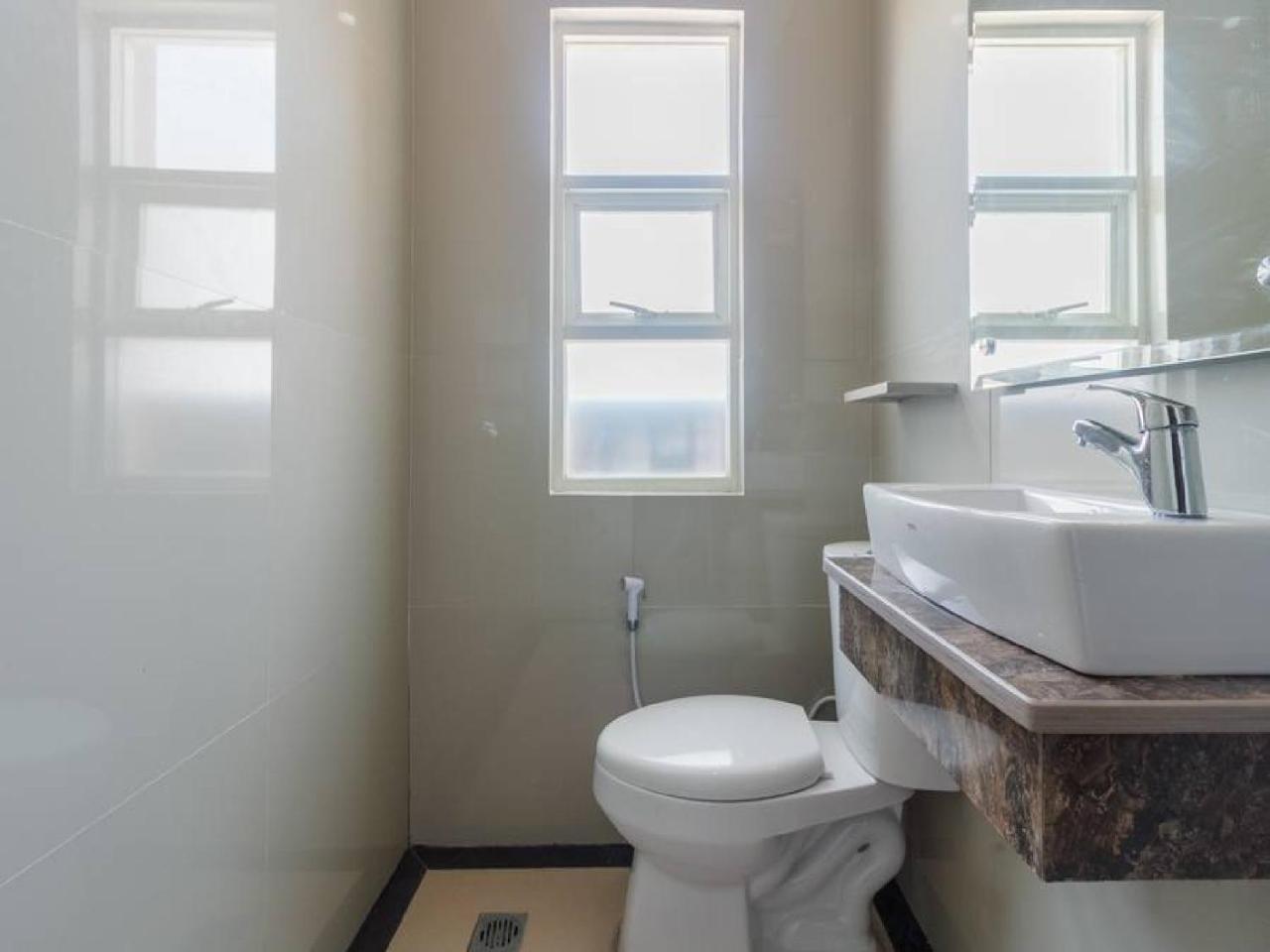 RedDoorz Plus @ Boulevard Panakkukang Makassar Bagian luar foto