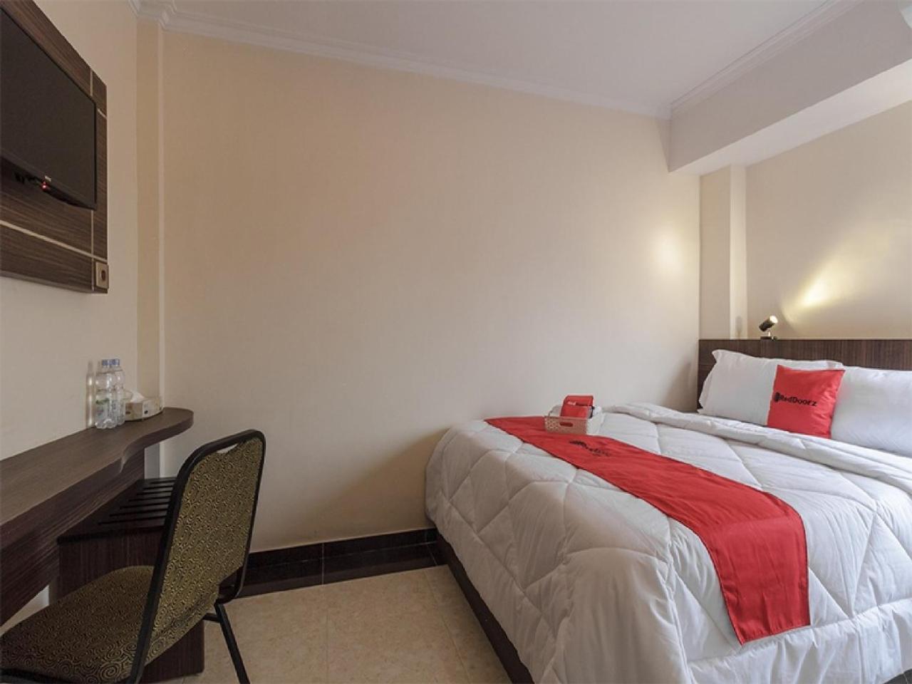 RedDoorz Plus @ Boulevard Panakkukang Makassar Bagian luar foto